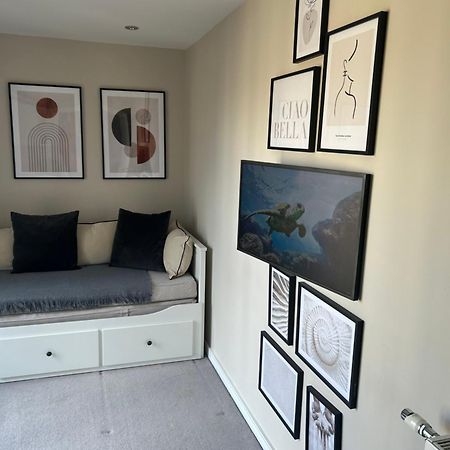 Cosy Bedroom In Luxury Apartment Londres Exterior foto